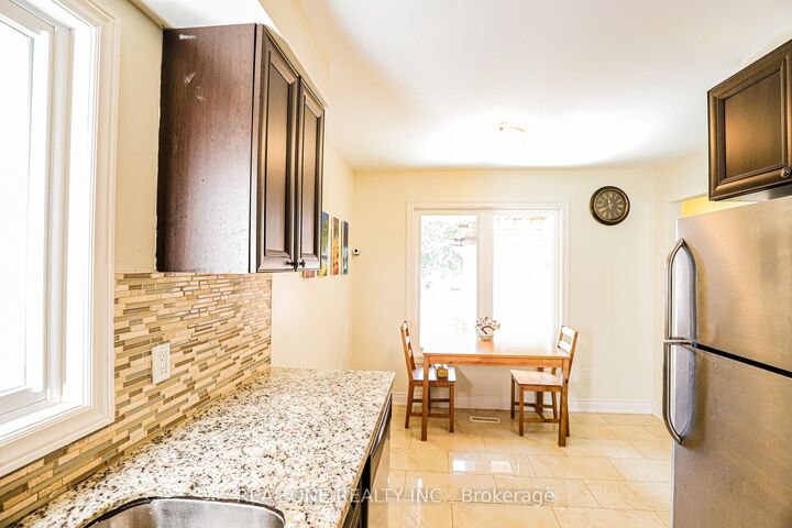 Property Photo:  3331 Dovetail Mews  ON L5L 5E9 