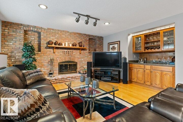 Property Photo:  21 Lorne Crescent  AB T8N 3R5 
