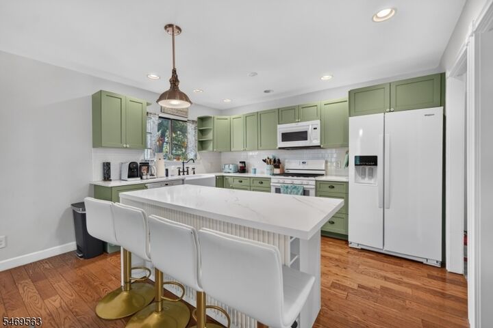 Property Photo: 586 Sanderling Ct NJ 07094