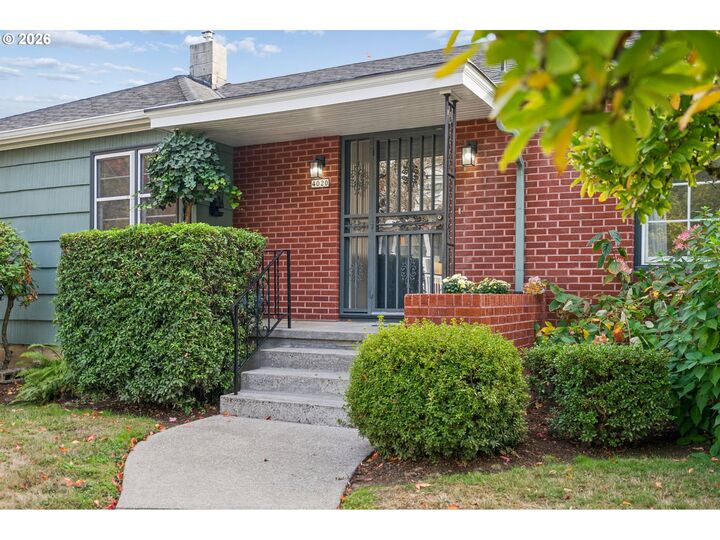 Property Photo: 4020 SE Lexington St OR 97202
