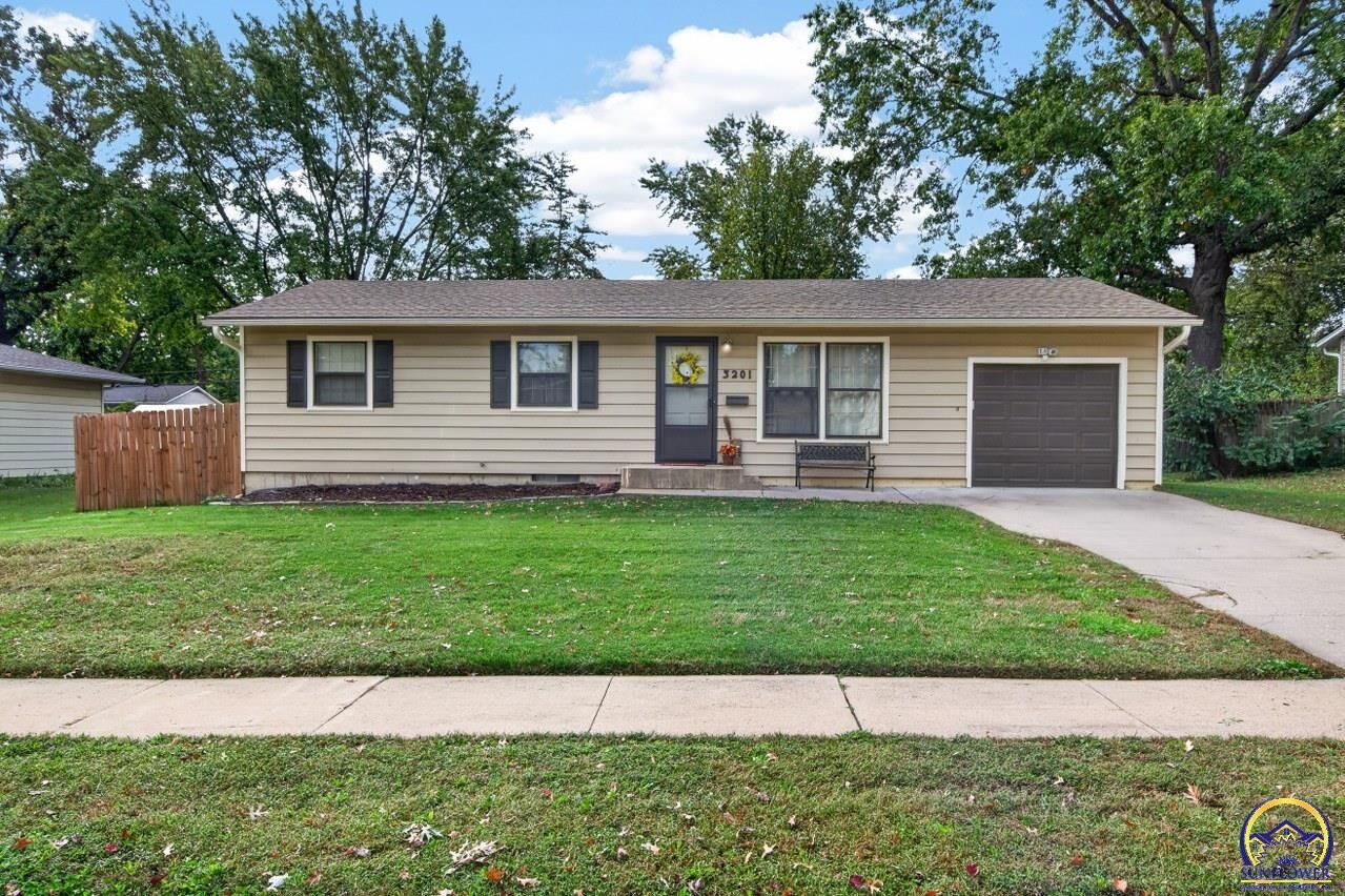 Property Photo:  3201 SW 31st St  KS 66614 