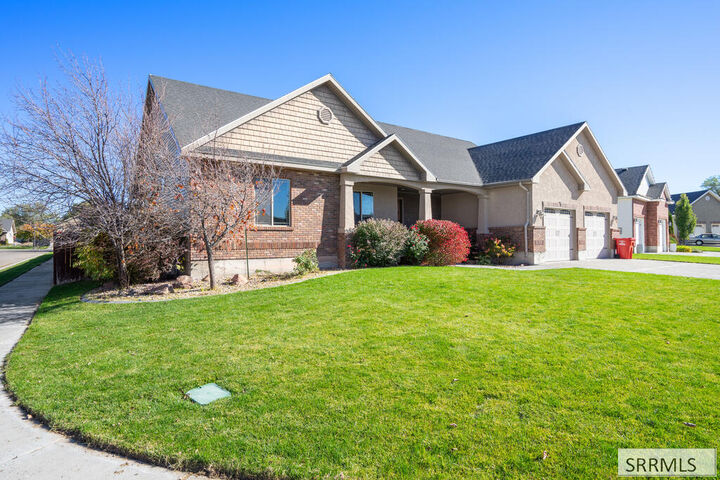 Property Photo:  516 Glenwood Circle  ID 83442 