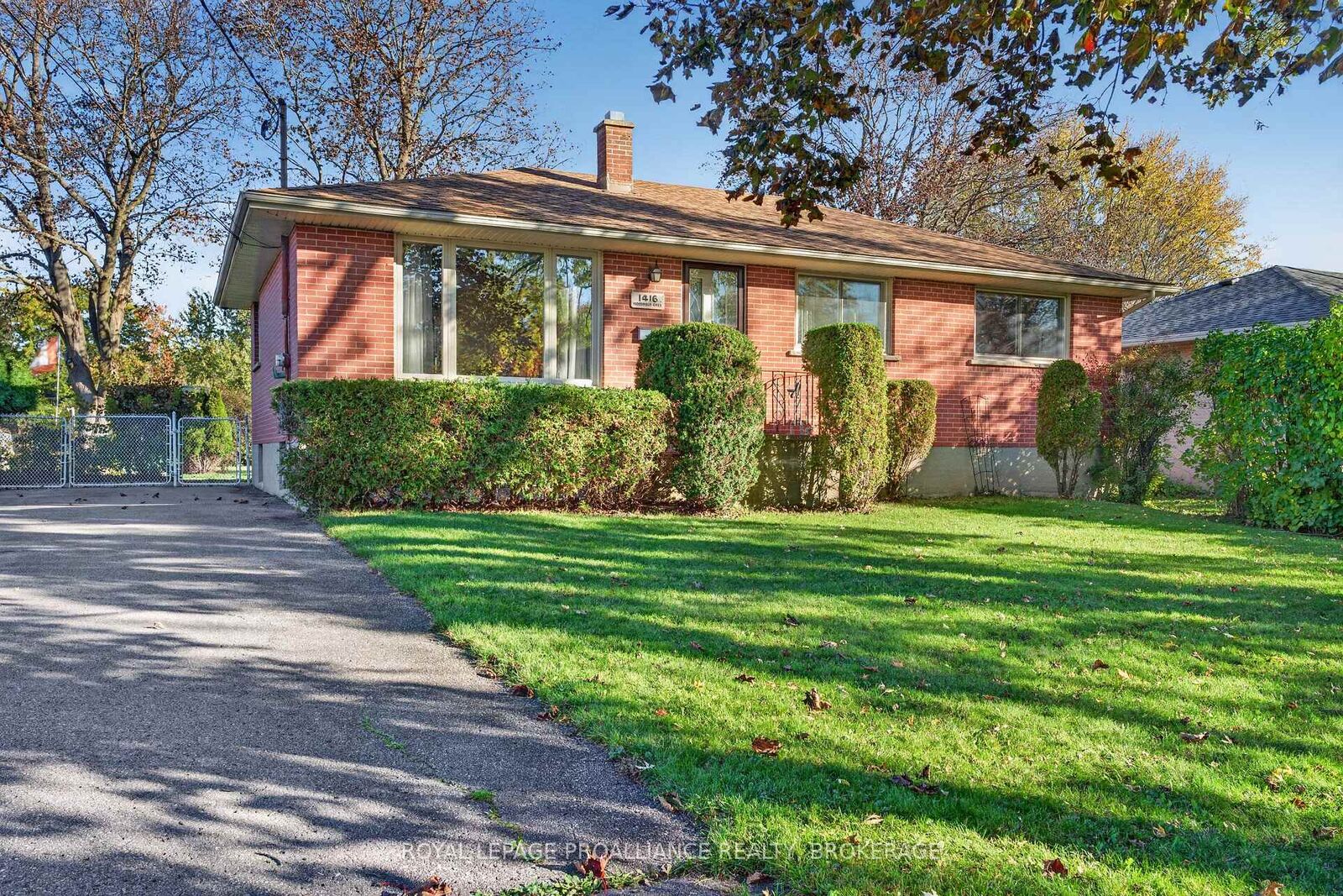 Property Photo: 1416 Woodfield Crescent ON K7P 2V6