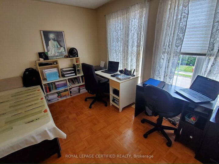 Property Photo:  35 Citadel Crescent Upper Level  ON L6P 1X8 