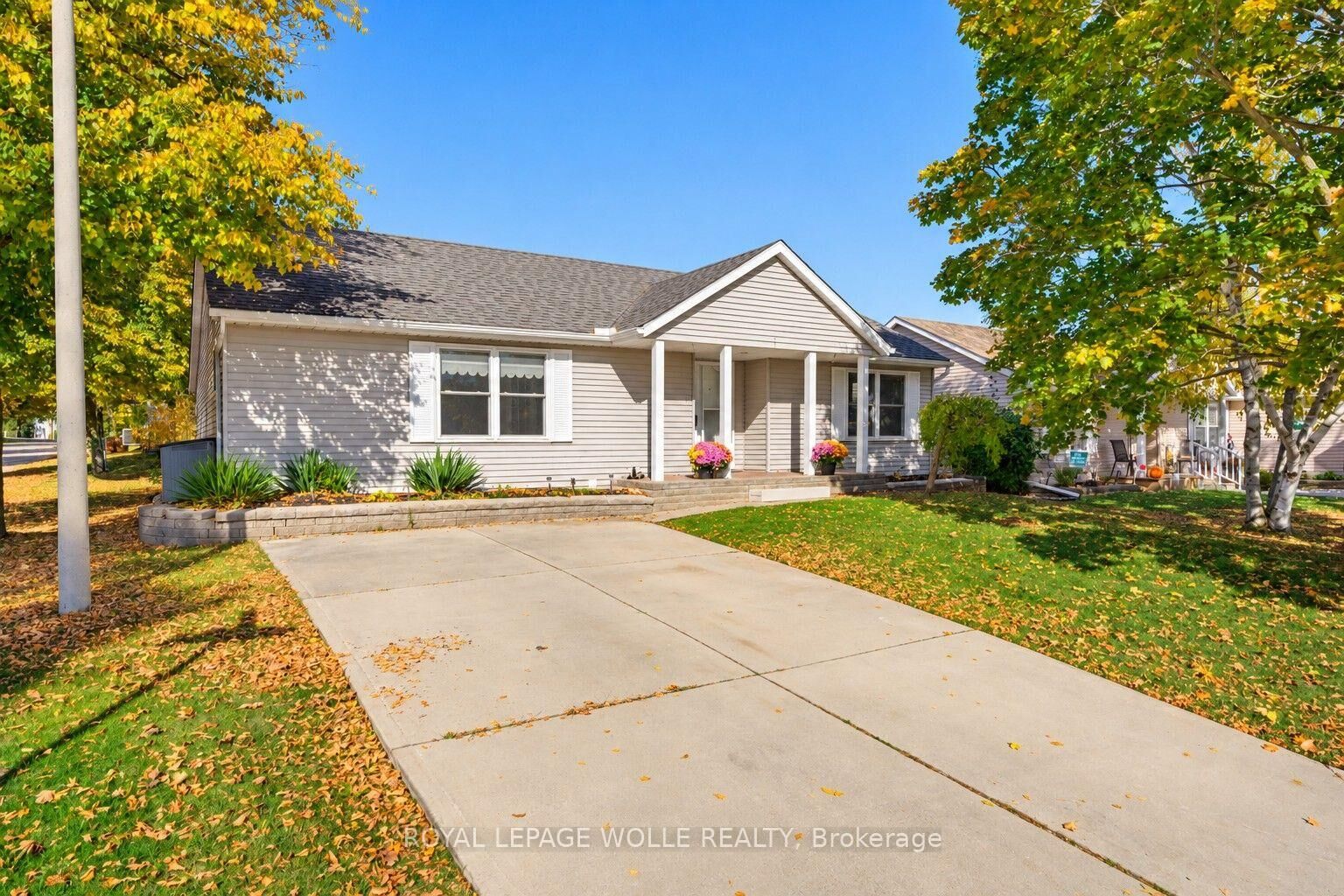 Property Photo:  1 Homestead Place  ON N3A 2G1 