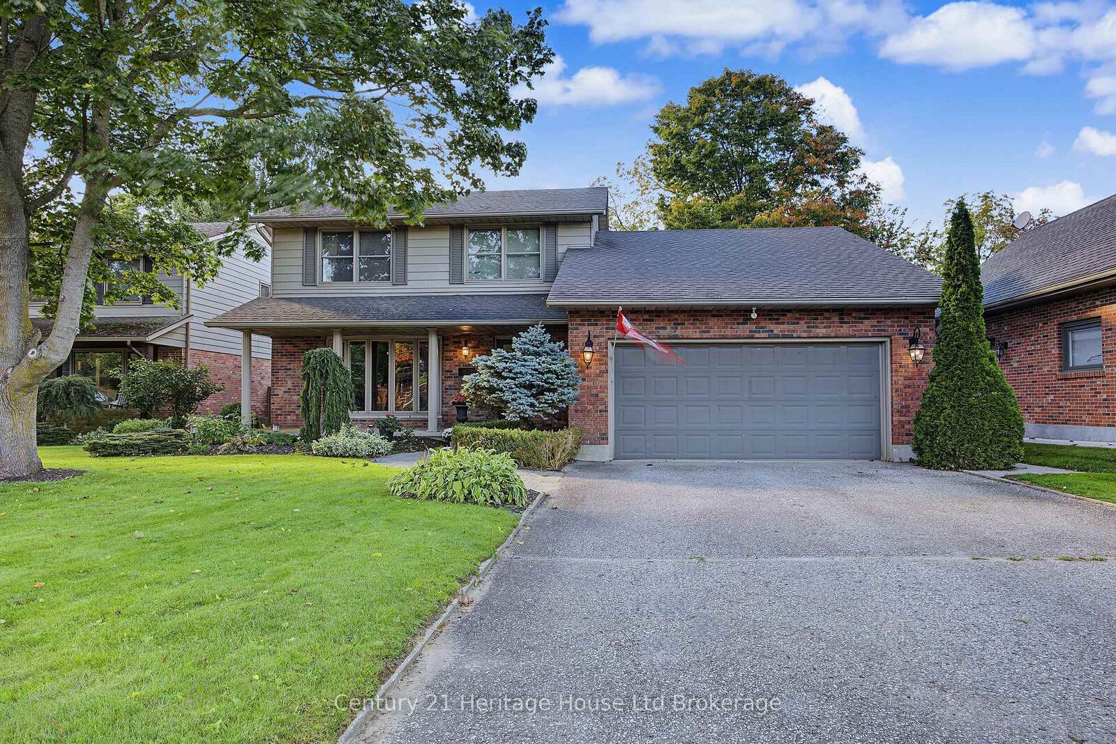 Property Photo:  29 Devon Court  ON N4G 4K3 