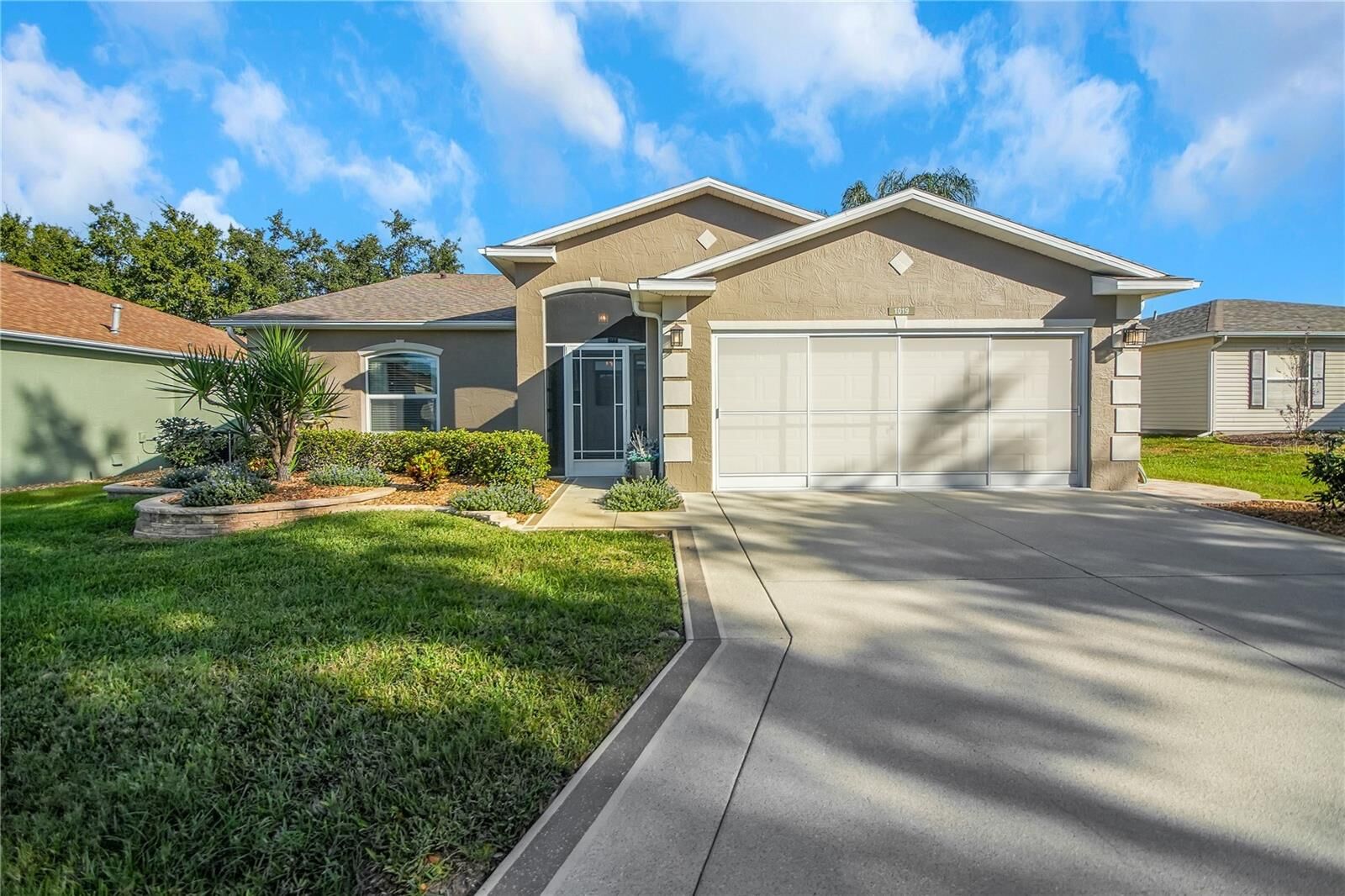 Property Photo:  1019 Meadowbend Drive  FL 34748 