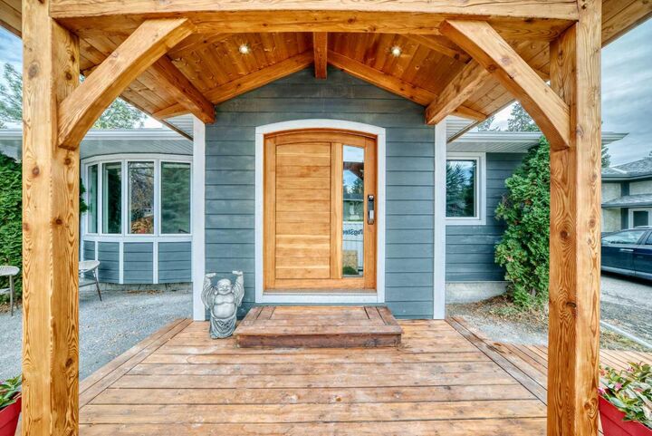 Property Photo:  448 Cantrell Drive SW  AB T2W 2K7 