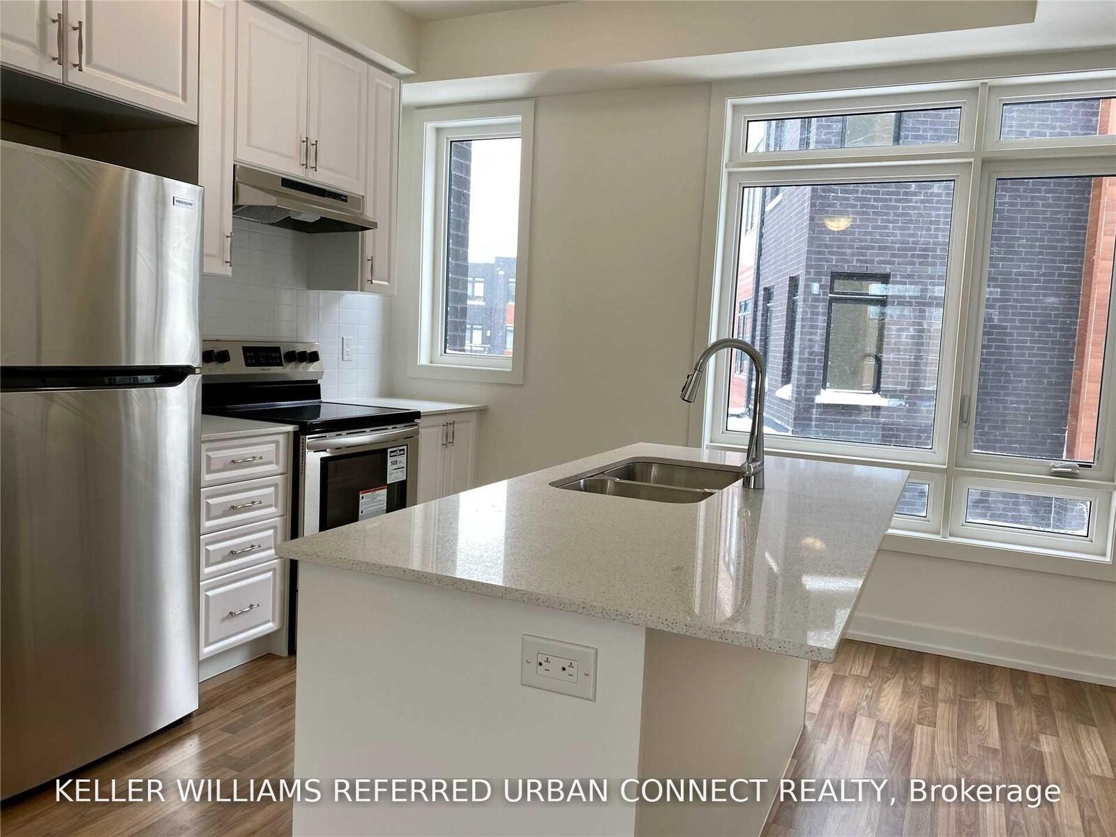 Property Photo:  370H Red Maple Road Suite 6  ON L4C 6P5 