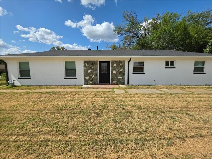 Property Photo:  800 Gettysburg Place  TX 76022 