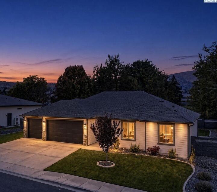 Property Photo:  1629 Livorno Ave  WA 99352 