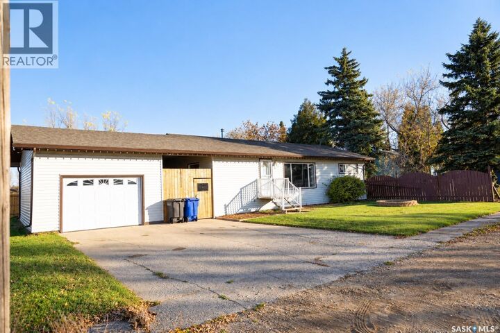 Property Photo:  412 2nd Street N  SK S0K 4P0 