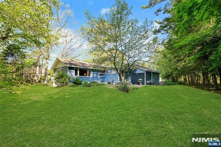 Property Photo:  23 Cottonwood Court  NJ 07460 