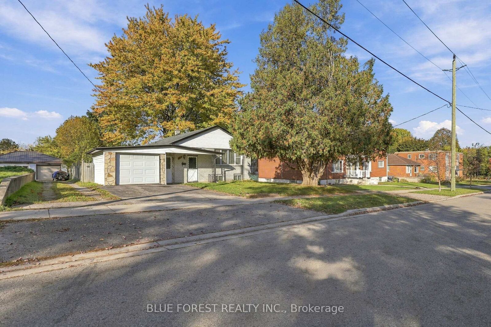 Property Photo:  105 Chesterfield Avenue  ON N5Z 3M9 