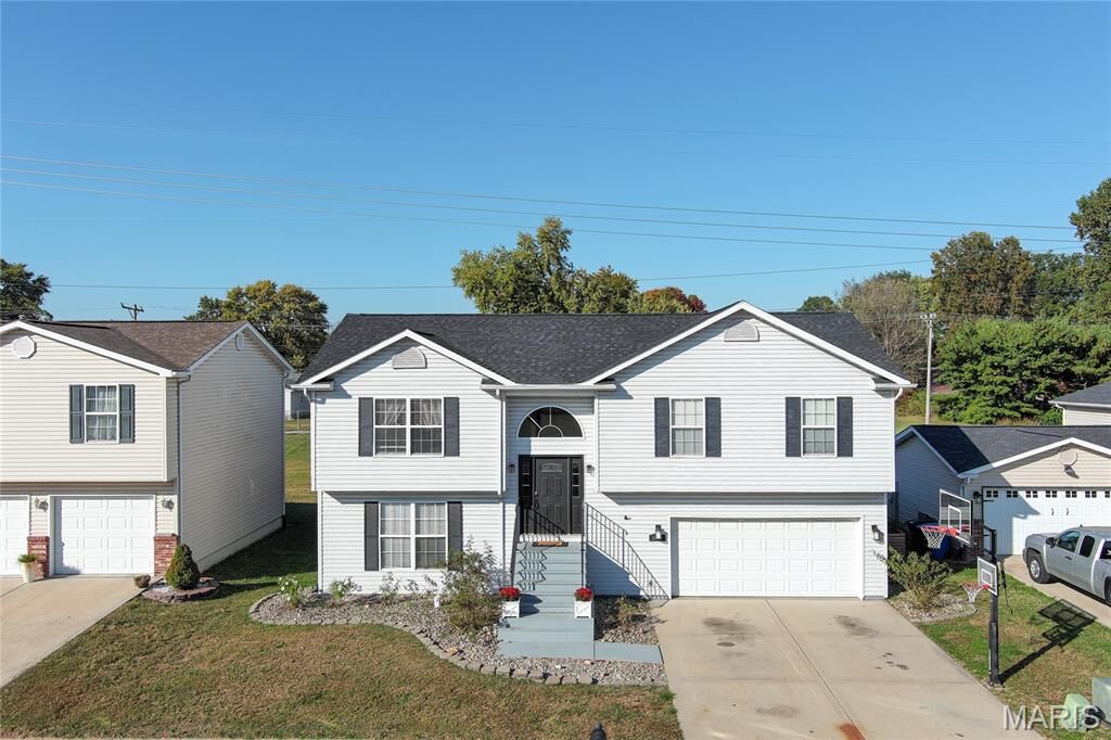 Property Photo: 2305 Hunters Point Drive IL 62040