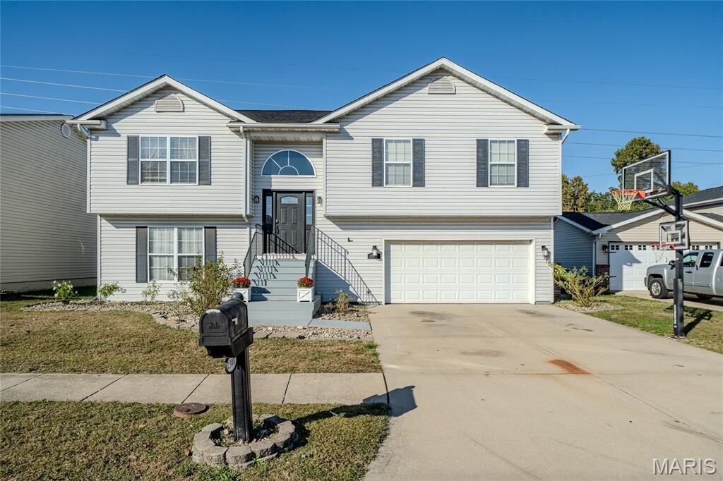Property Photo:  2305 Hunters Point Drive  IL 62040 
