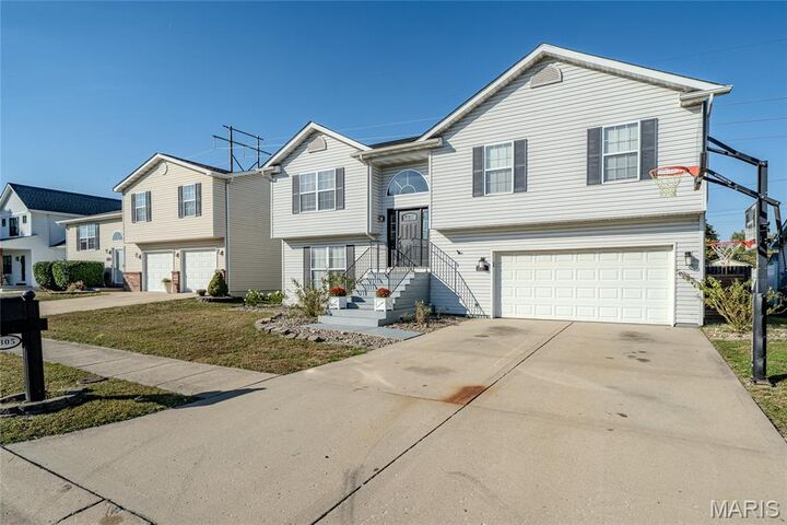 Property Photo:  2305 Hunters Point Drive  IL 62040 