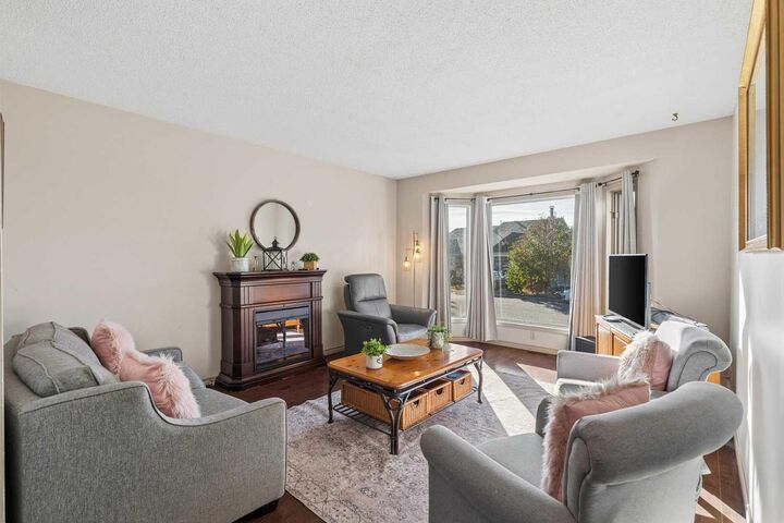 Property Photo:  17 Shawglen Court SW  AB T2Y 2R1 
