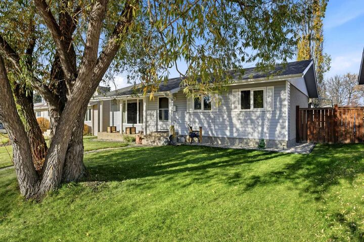 Property Photo:  82 Baird Street  AB T4R 1H4 
