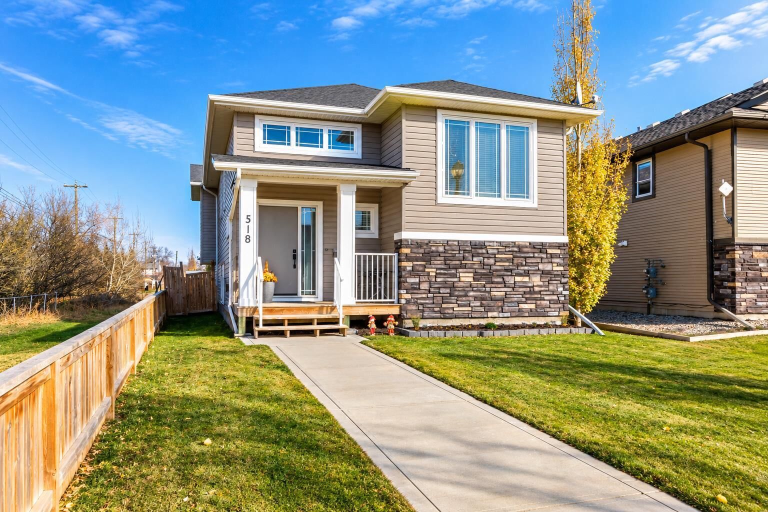 Property Photo:  518 Oak Street S  AB T4S 5V7 