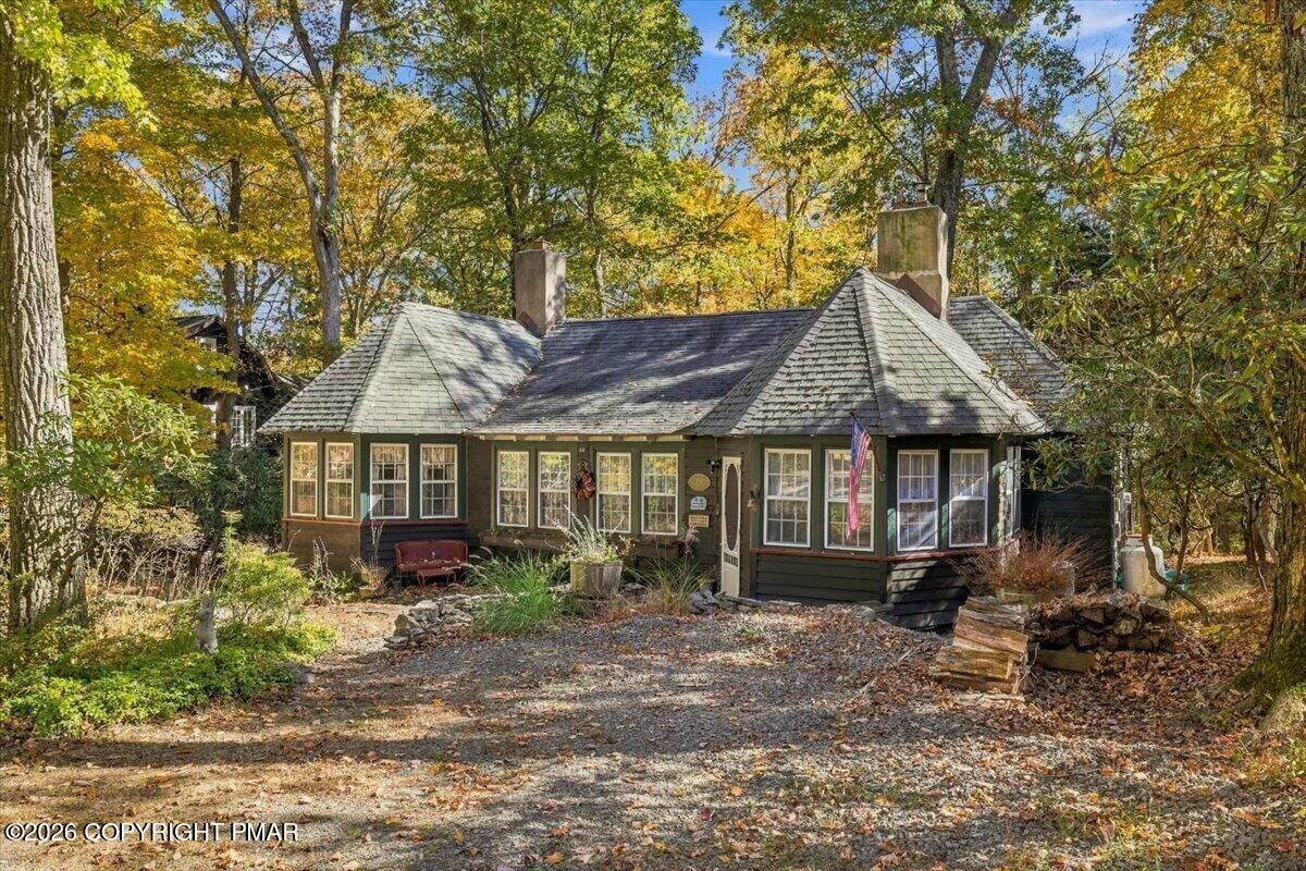 Property Photo:  686 Lenape Lane  PA 18323 