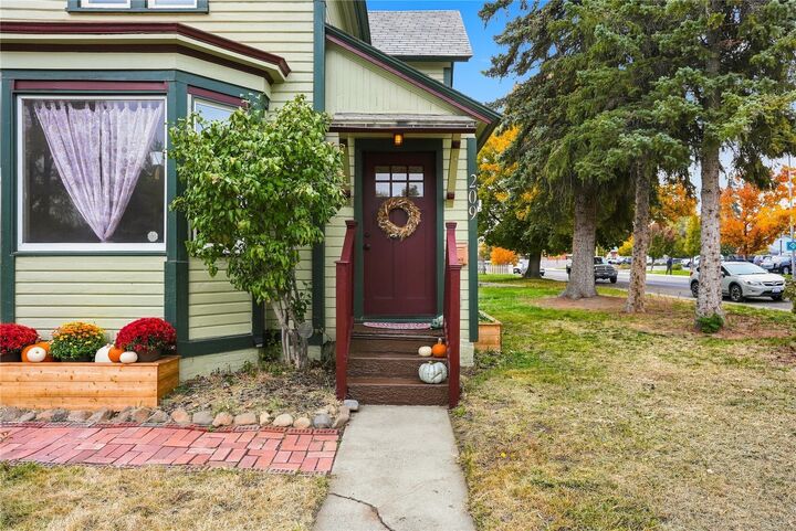 Property Photo:  209 E Capitol Avenue  WA 98926 
