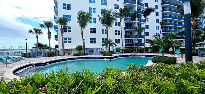 Property Photo: 7501 E Treasure Dr 9S FL 33141