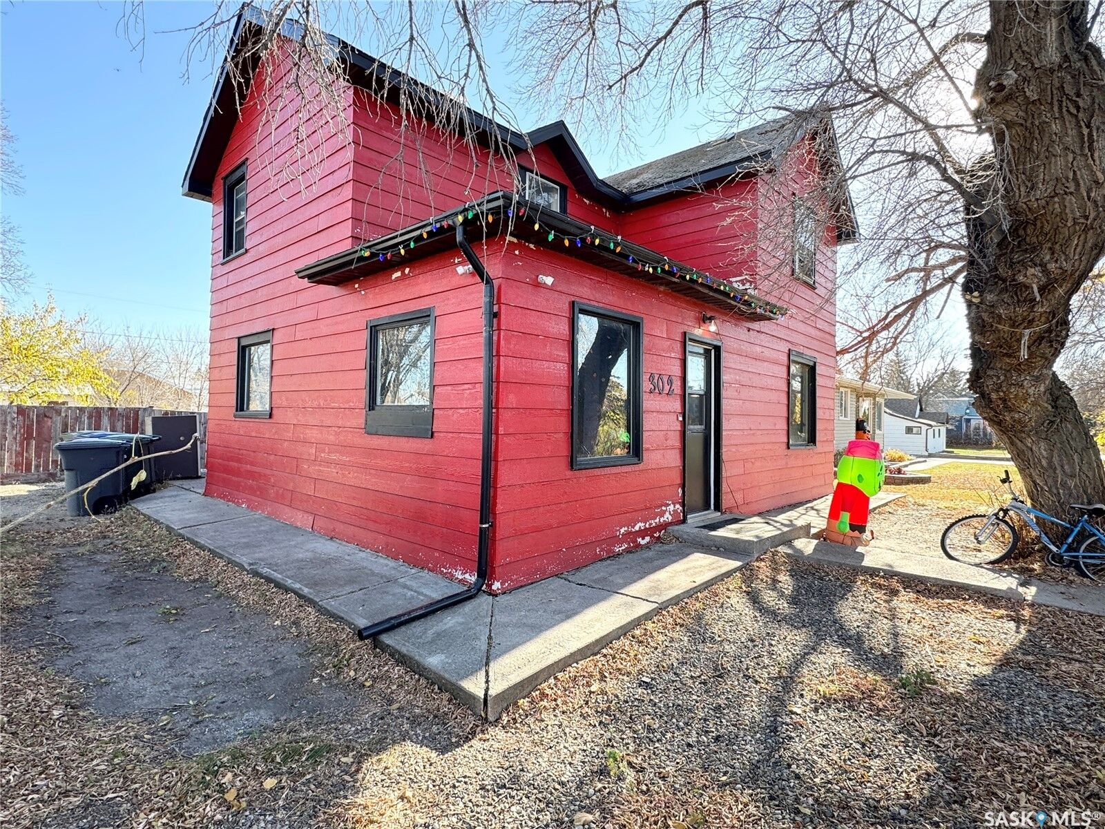 Property Photo:  302 3rd Street E  SK S0K 4W0 