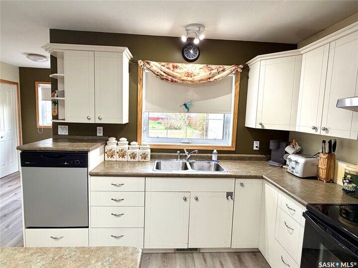 Property Photo:  129 2nd Street W  SK S0J 2M0 