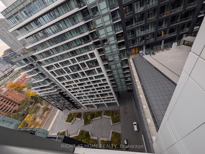 Property Photo:  60 Princess Street 1721  ON M5A 2C7 