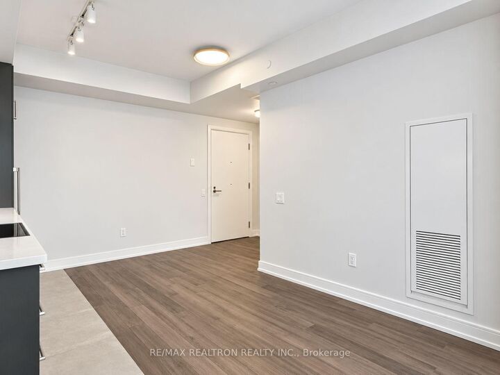Property Photo:  2525 Bathurst Street 103  ON M6B 2Y9 