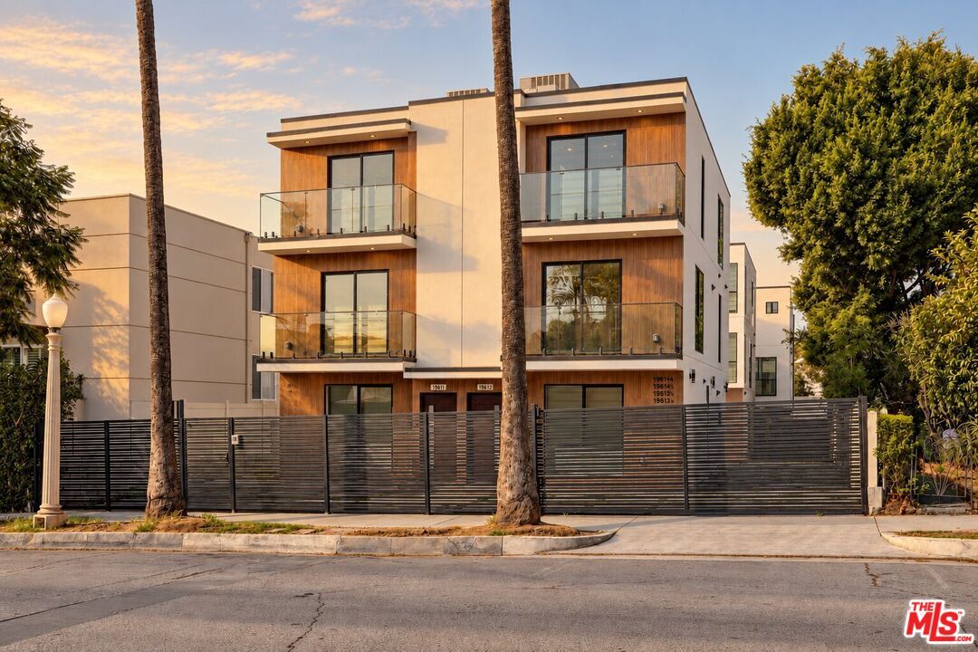 Property Photo:  1963 N Beachwood Dr  CA 90068 