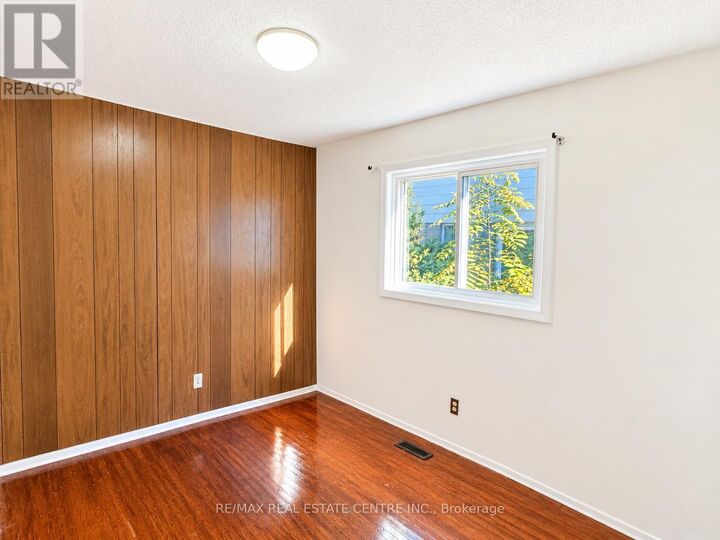 Property Photo:  3722 Ellengale Drive  ON L5C 1Z7 