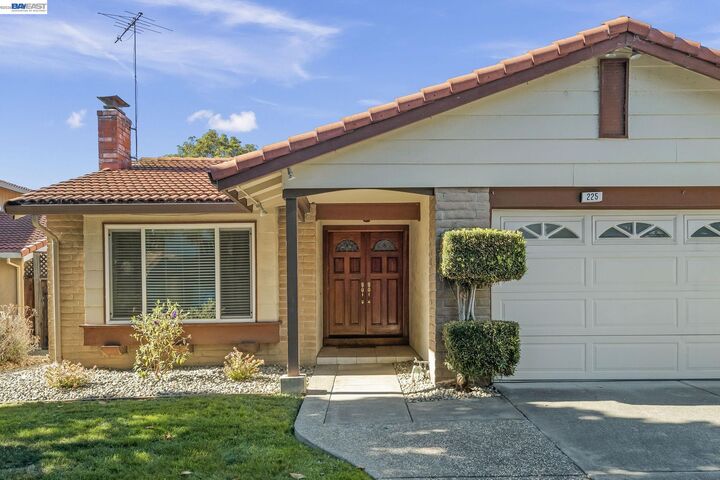 Property Photo: 225 Preston Ct CA 94536