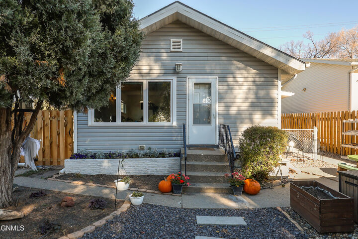 Property Photo:  714 Avenue A W  ND 58501 