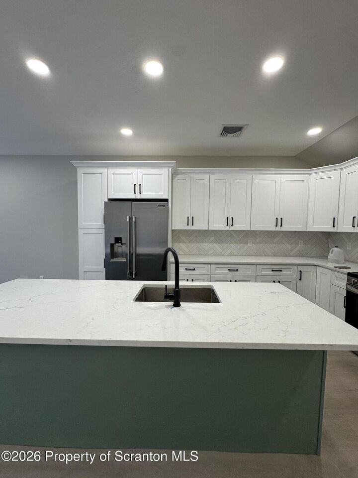 Property Photo:  1052 Main Street 1  PA 18445 