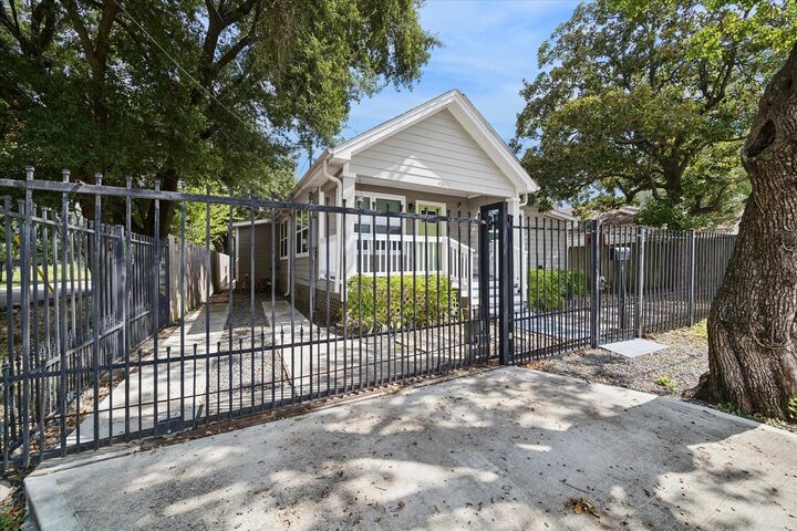 Property Photo:  4801 Avenue H  TX 77011 