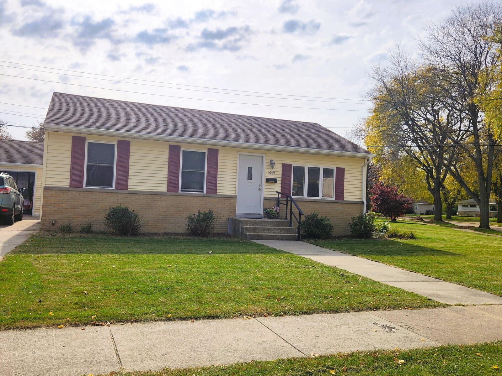 Property Photo: 1659 Aldoro Dr WI 53188