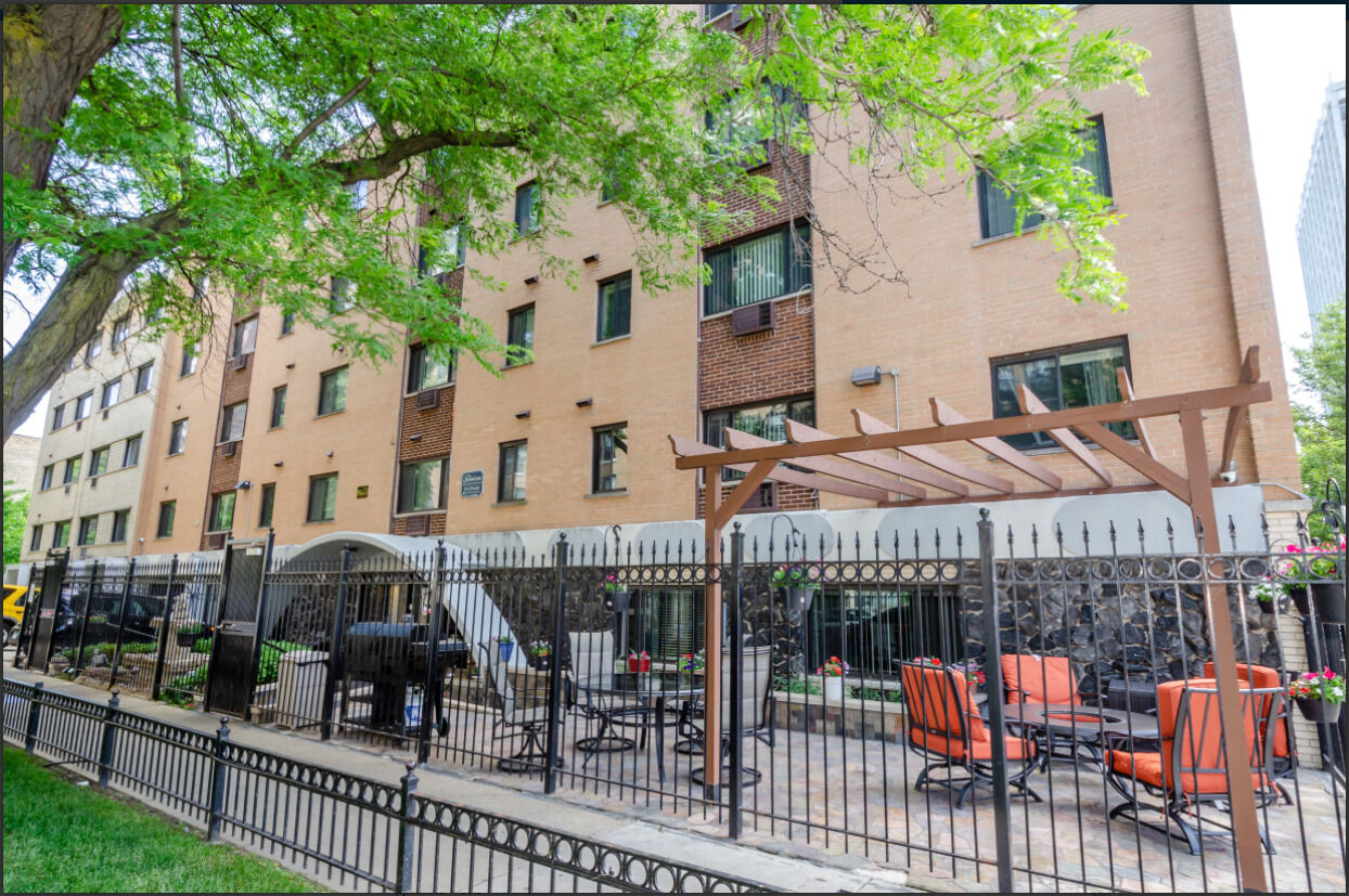 Property Photo: 6201 N Kenmore Avenue 404 IL 60660