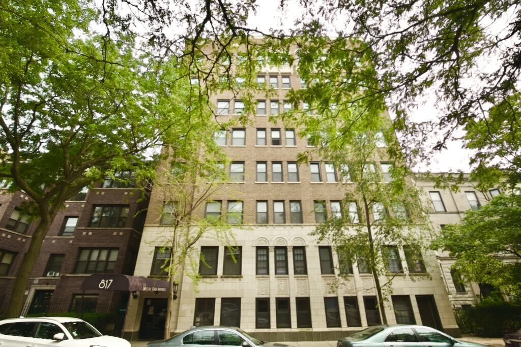 Property Photo:  817 W Lakeside Place 504  IL 60640 