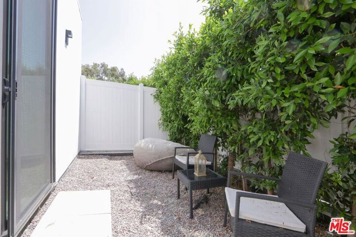 Property Photo:  5832 Tujunga Avenue 1  CA 91601 