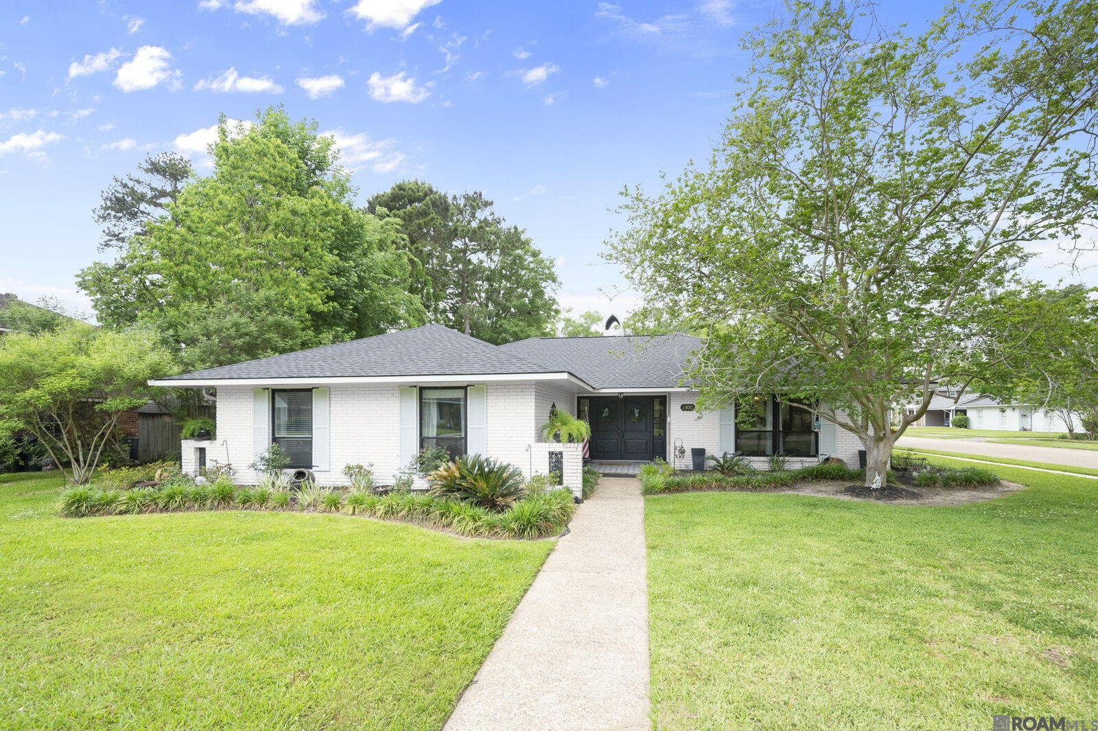 Property Photo: 1300 Wellington Dr LA 70815