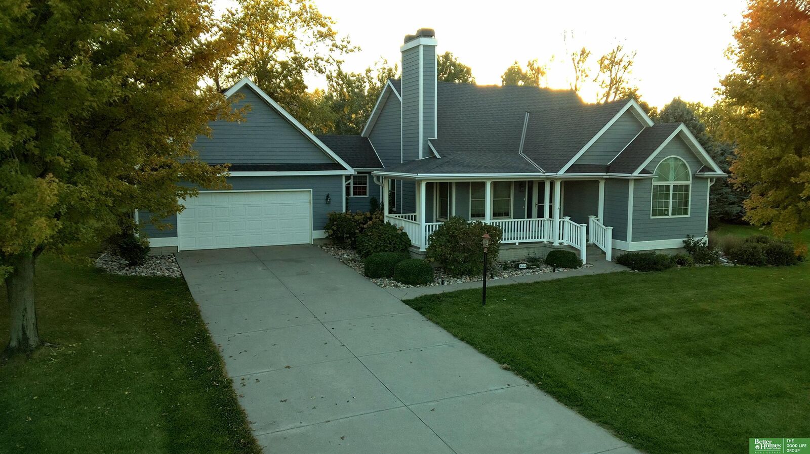 Property Photo: 1352 Lakeview Court NE 68401