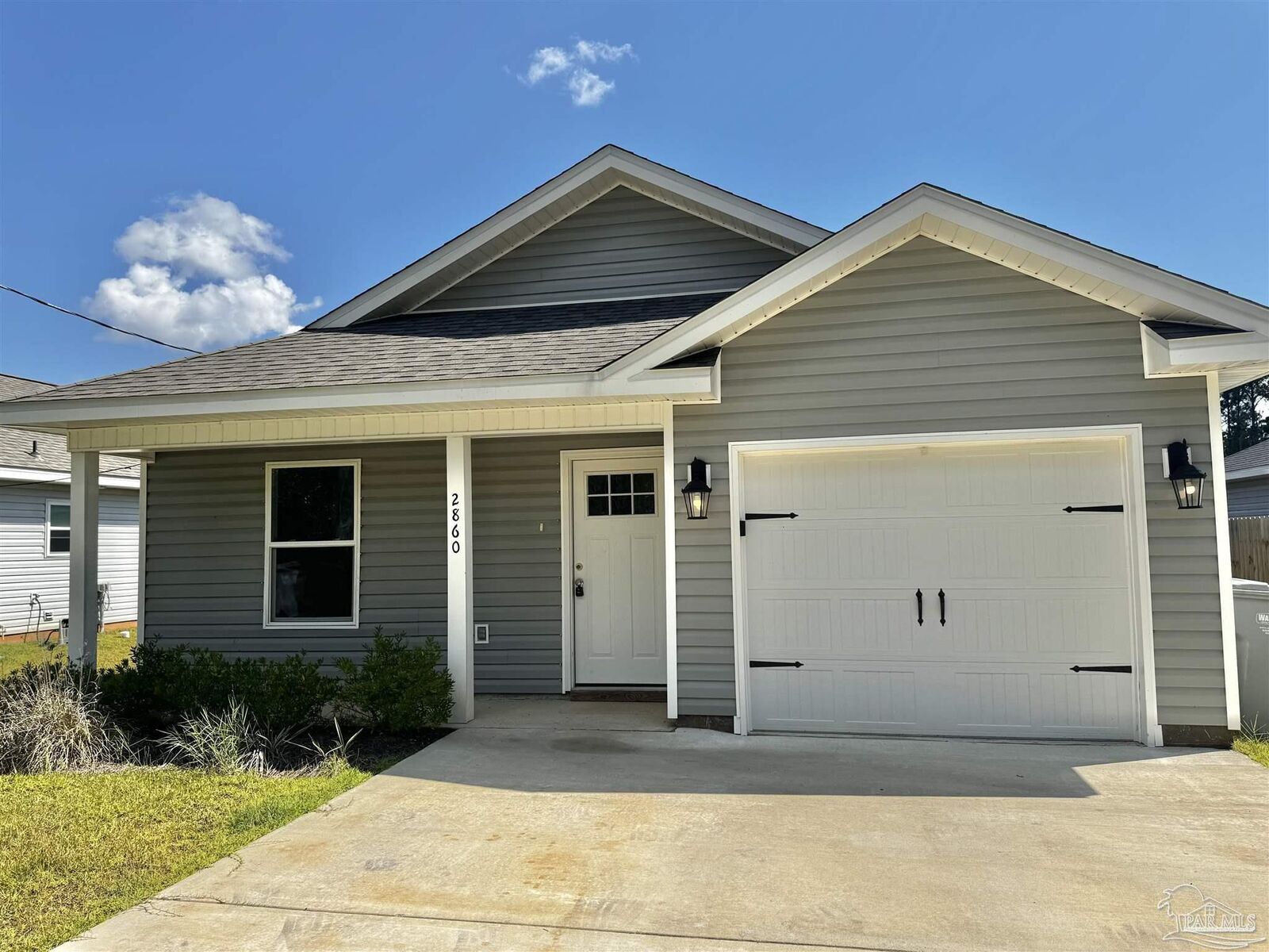 Property Photo: 2860 N 24th Ave FL 32583