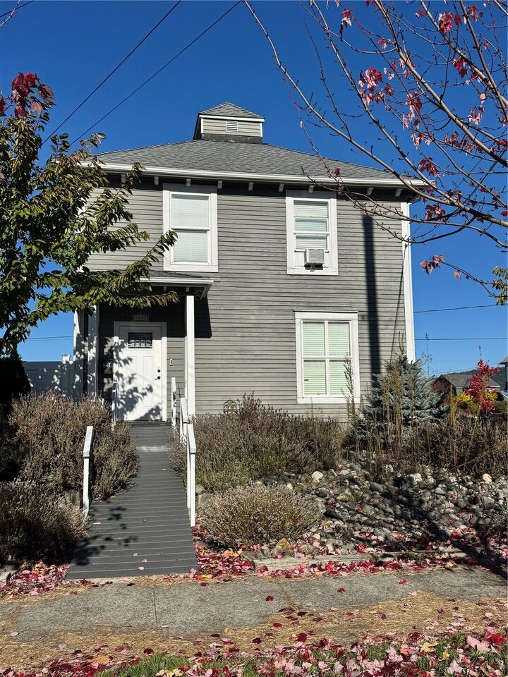 Property Photo:  1202  5th Street  WA 98221 