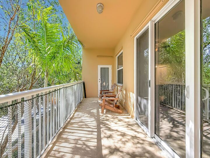 Property Photo: 519 E Sheridan Street 4042 FL 33004