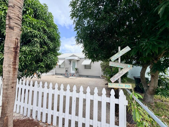 Property Photo:  629 SE 4th Avenue  FL 33483 