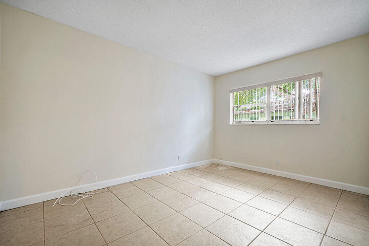 Property Photo:  701 NE 7th Avenue 2  FL 33483 