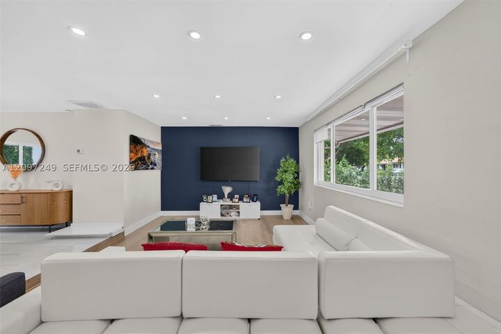 Property Photo: 2700 SW 96th Ave FL 33165