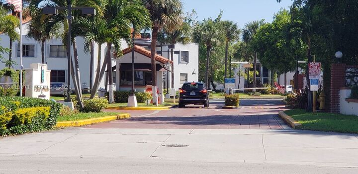 Property Photo: 9439 Fontainebleau Blvd 104 FL 33172